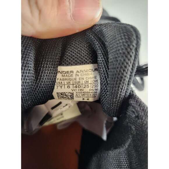 Under Armour Youth Size 7 Used 1281104-001 - Picture 9 of 9